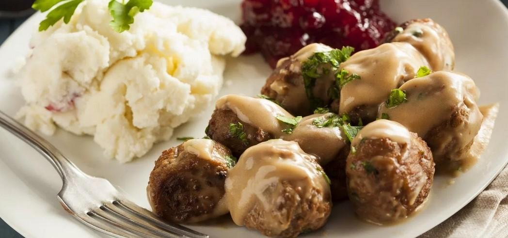 Фрикадельки со сливочным соусом - вариант подачи